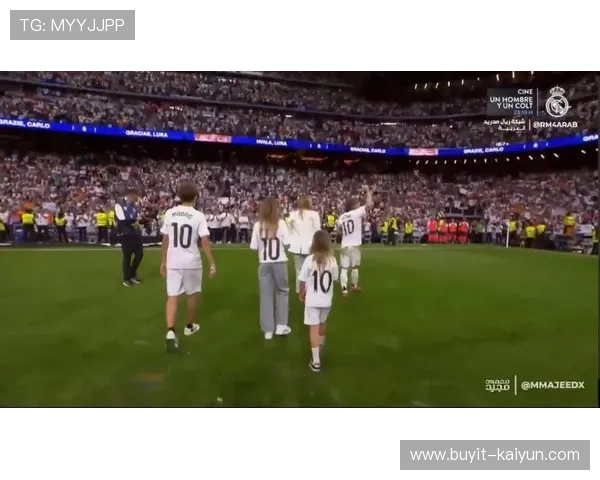 38岁莫德里奇欧冠替补登场创纪录，赛后与儿子赛场合影感动球迷。